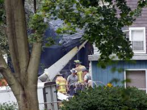 Американка осталась невредима после того, как на ее дом упал самолет